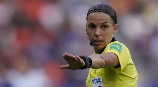 Stéphanie Frappart : Une main de fer, mais un sifflet de velours...