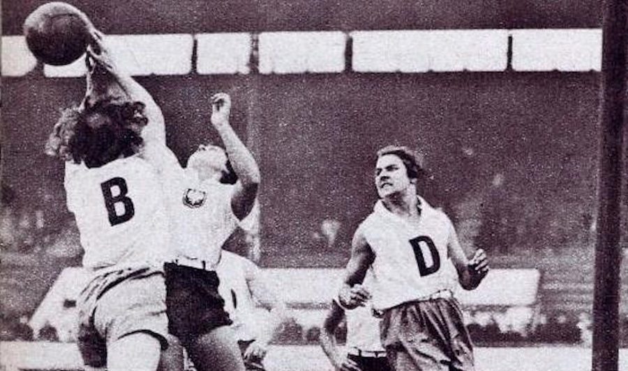 Août 1934, aux Jeux Mondiaux féminins, l'équipe de France de basket remporte le championnat du monde basket
