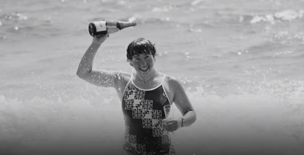 24 juillet 2004, la Britannique Alison Streeter traverse la Manche pour la 43e fois